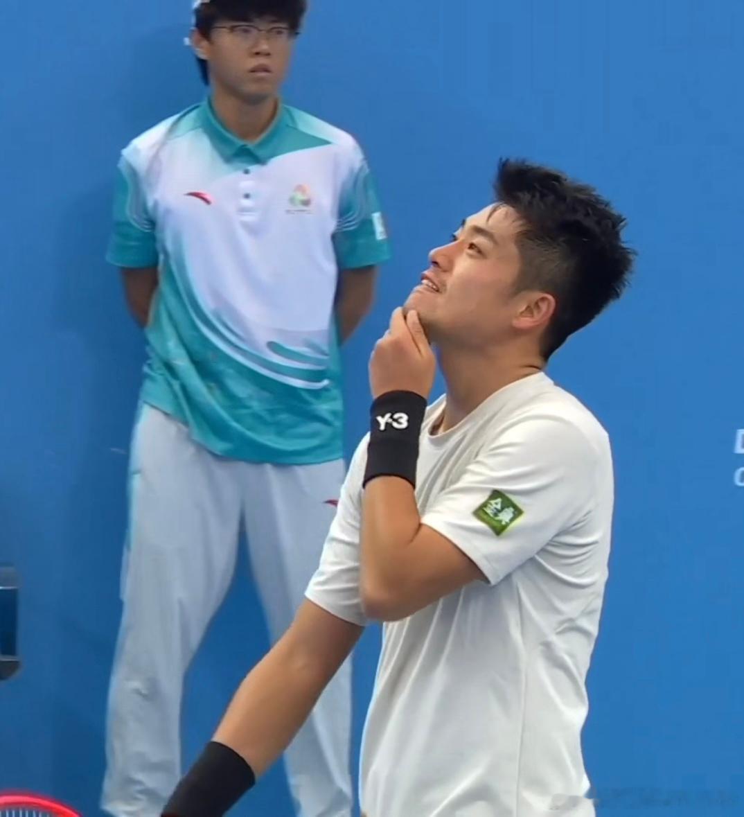 吴易昺第二盘，幸好抢七扛住了，没有让昔日重现……6-2最后9-7拿下，拖入决胜盘