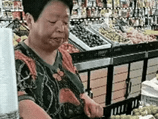 大妈这是来超市吃自助餐了吧！