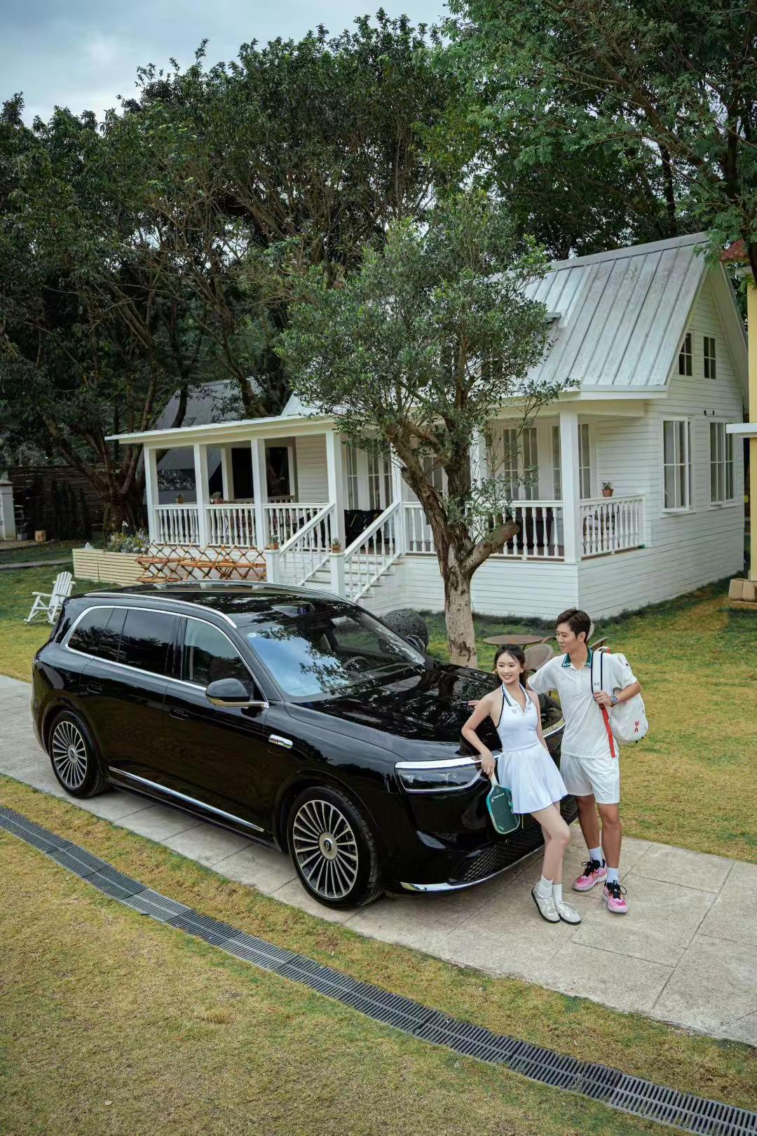 无论心向何方，问界的全时守护始终在线，以科技温柔相伴，让奔赴是一场与天地相拥的诗