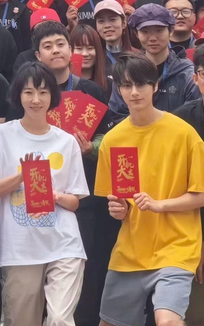 白百何文俊辉开机路透白百何文俊辉开机同框路透白百何、文俊辉新片《再给我一个暑假》