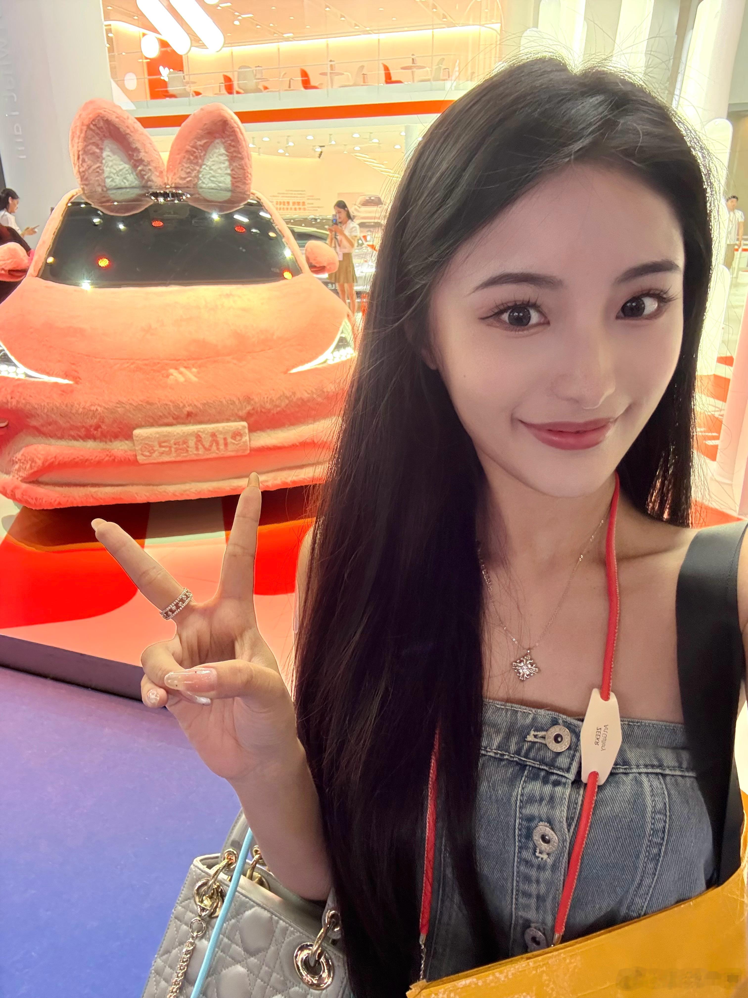 来2025成都国际车展啦！又看到了熟悉的小粉毛智己L6哈哈哈！狠狠摸一把[憧憬]