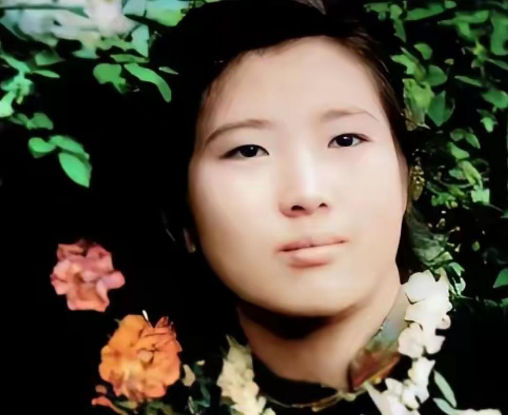 1955年，武汉女大学生吴明珠，放弃了城里的工作，趁父母不注意，连夜逃往新疆，父