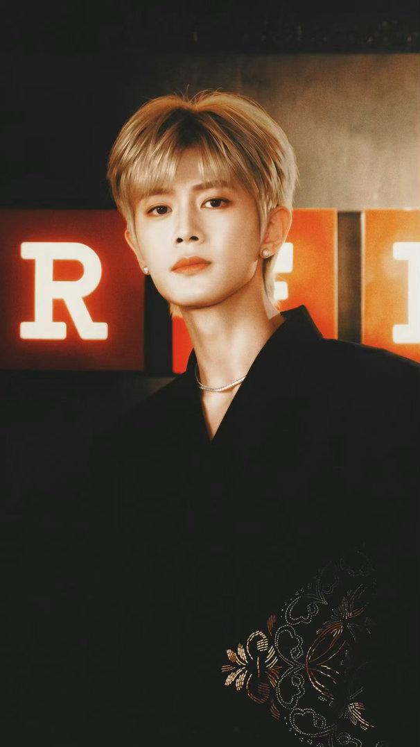 任嘉伦  “你眼中的点点星光，是我将一生奔赴的星辰.” "𝓣𝓱𝓮 𝓼𝓽