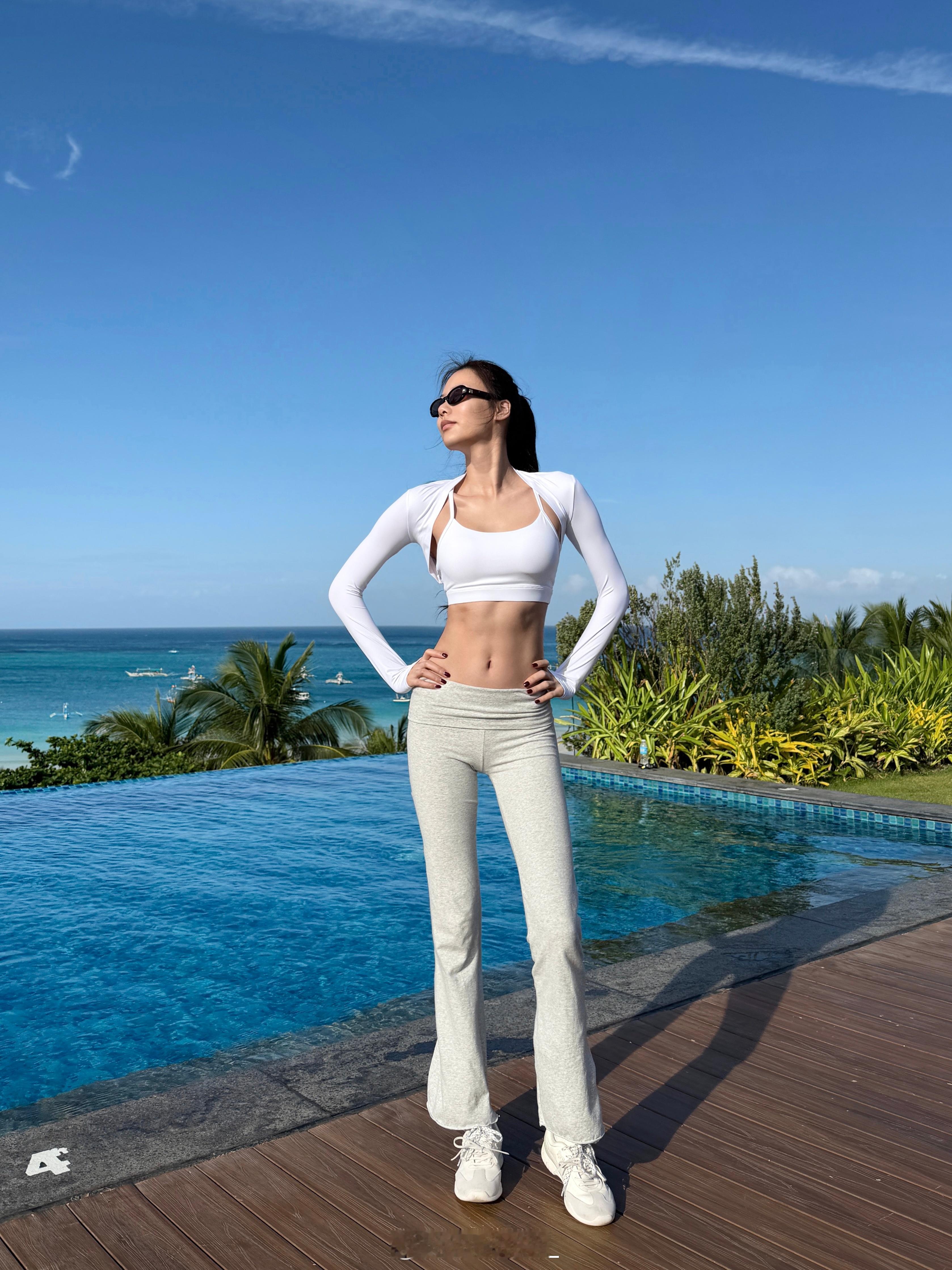 嘿嘿出现新年快乐友友们！祝大家新的一年都要身体健康 福气满满 