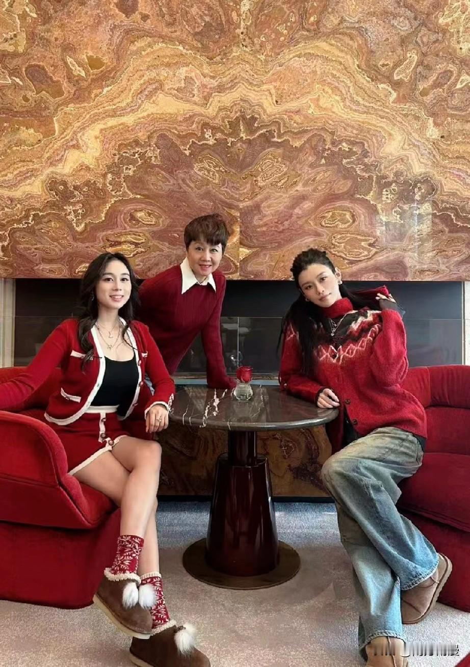 奚梦瑶的圣诞节还挺特别的，看来她这个豪门媳妇跟婆婆和小姑子处得不错，三人在圣诞节