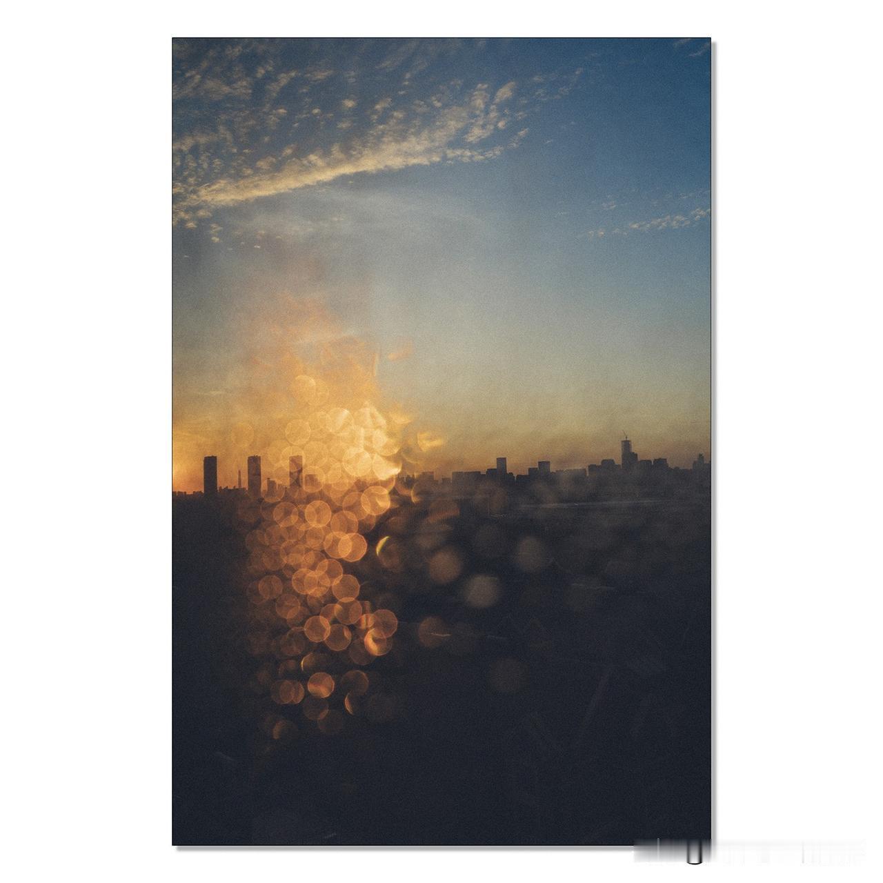 雨后窗外的风景
清晨，一缕阳光照在窗户上
果断拿起相机
借助窗户上雨后的水滴
拍