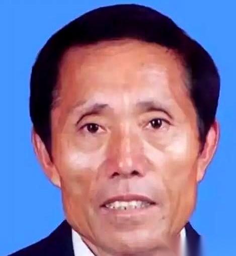 在河南濮阳，有个特别另类的村干部叫李连成。

别人当村官想着捞好处、攒人脉，他倒