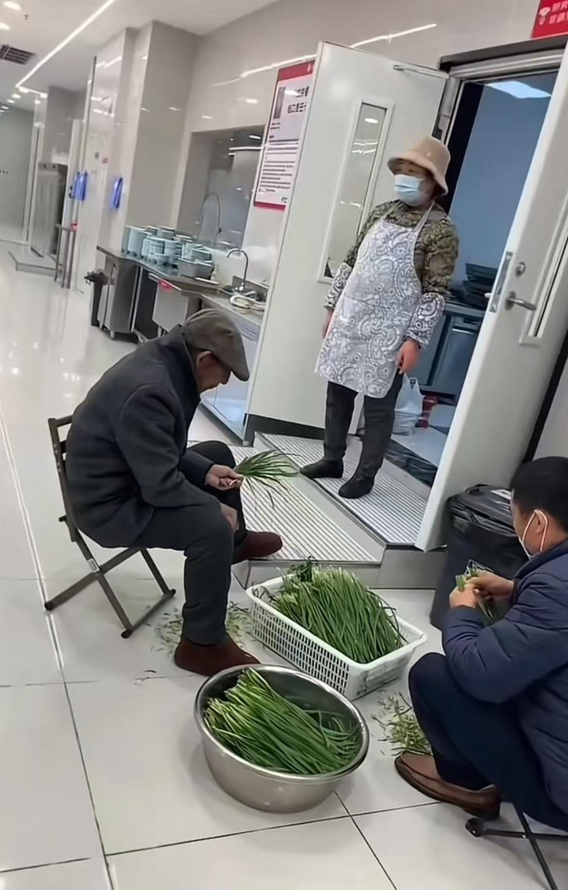 刘强东父母，听我一句劝，先别忙了，歇会儿吧。

最近员工又拍视频，二老在京东食堂