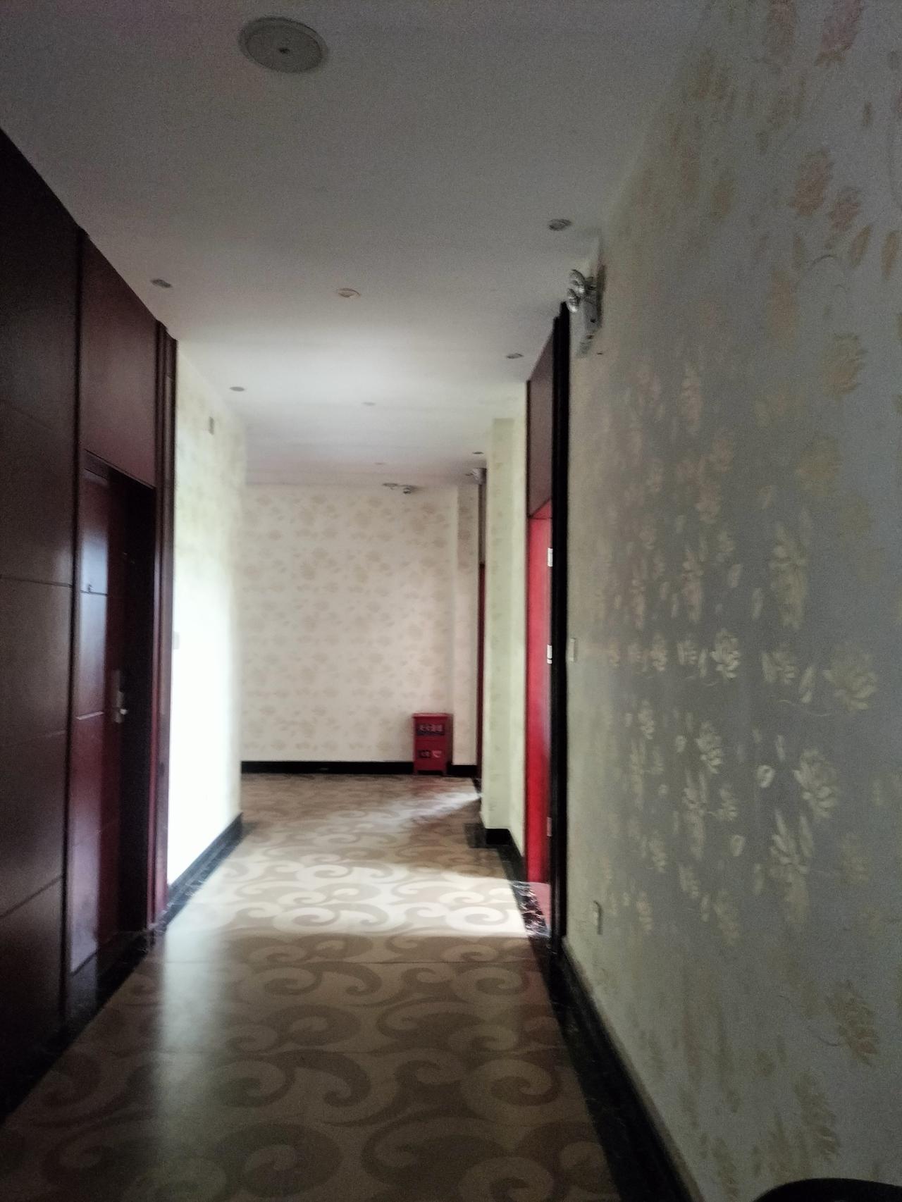 离婚之后，我很少和前夫见面的，昨天他突然打电话叫我去宾馆见面，说拿学费给我儿子，