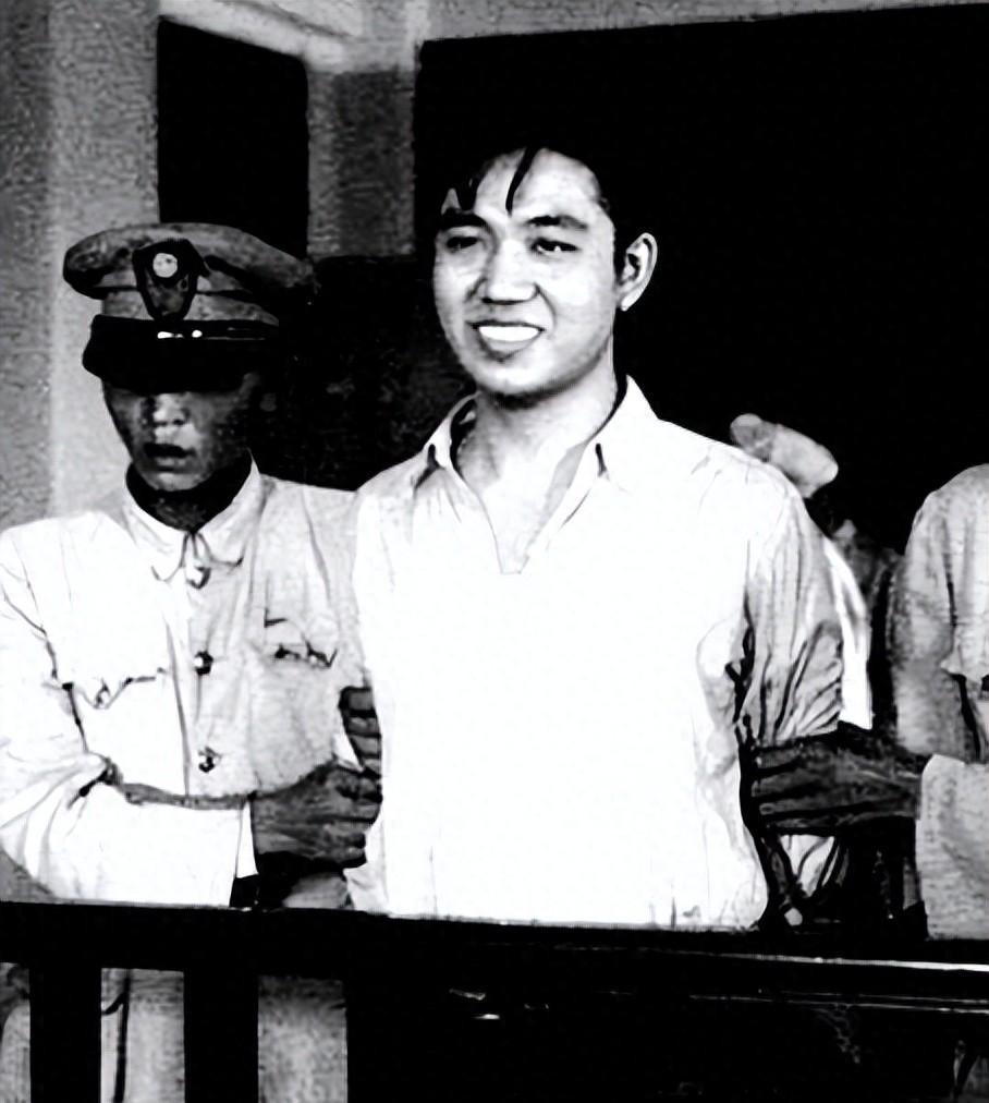得知自己被宣判死刑后他竟微笑以对，临刑前回头寻找妻子的举动让记者泪目！
1946