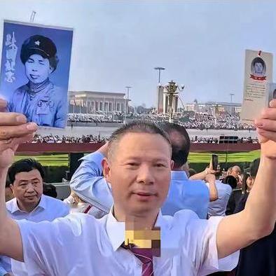 这下出名了！
很多人都知道了！
何正全在观礼台上举着两张照片，左边是父亲何长发，