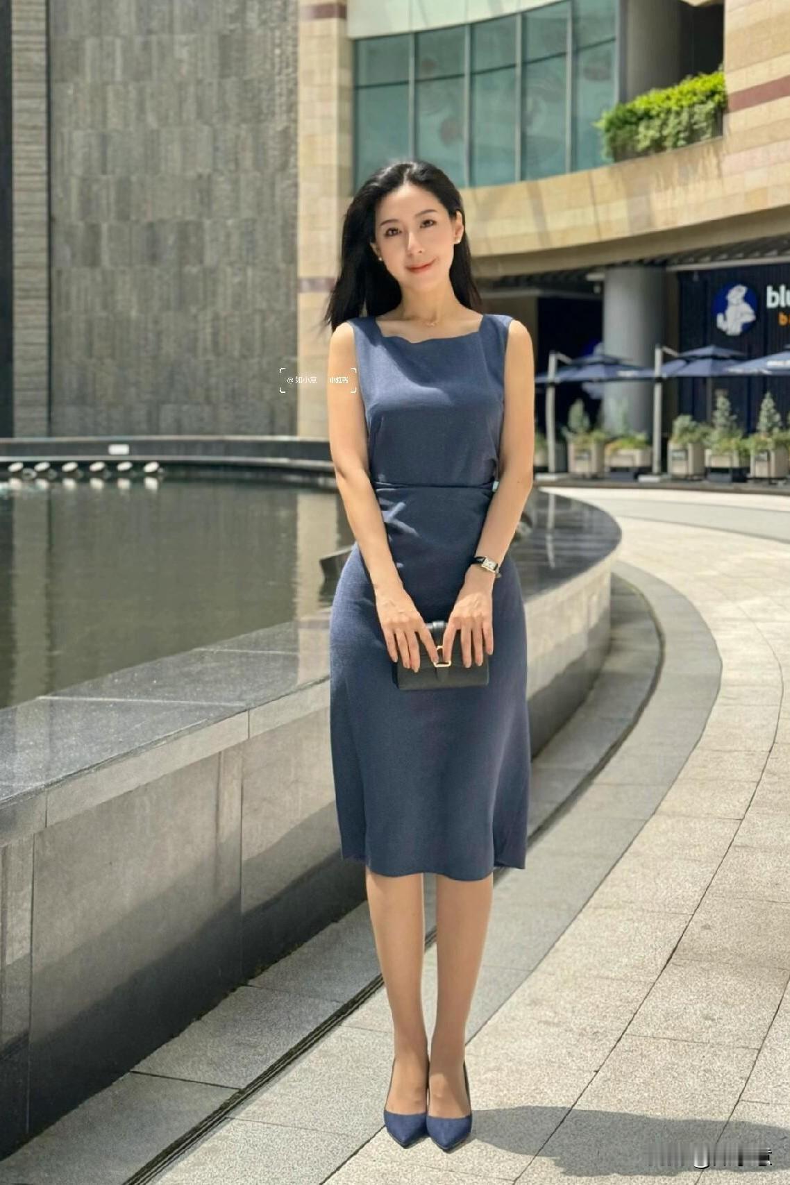 瑞秋裙是职场人的首选了吧~
一条简简单单的瑞秋裙就能快速出门了
对于我们这样的早