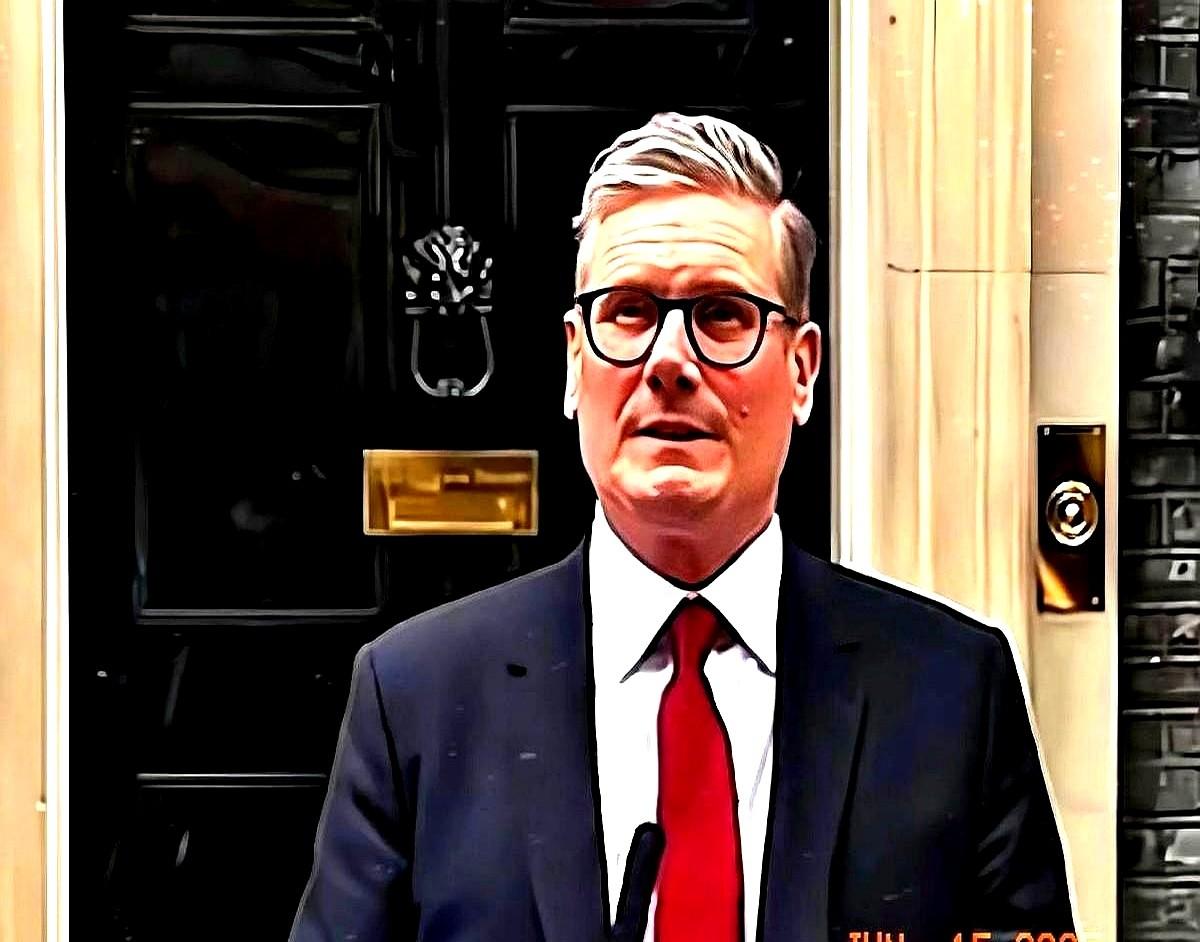 摊牌了，英国首相斯塔默近日公开对外表示，英国不会在完全没有美国提供空中保护的情况