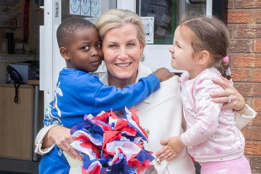 英国王室[超话]  2025年6月9日，爱丁堡公爵夫人苏菲在北安普顿郡访问布莱克