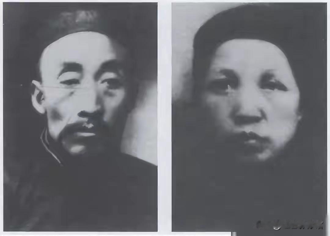 左侧人物为毛贻昌（毛顺生），是毛泽东的父亲；右侧人物为文七妹（文素勤），是毛泽东