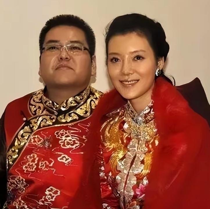 2008年11月，在成龙慈善晚宴上，经成龙牵线，车晓和山西百亿富豪李兆会相识，那