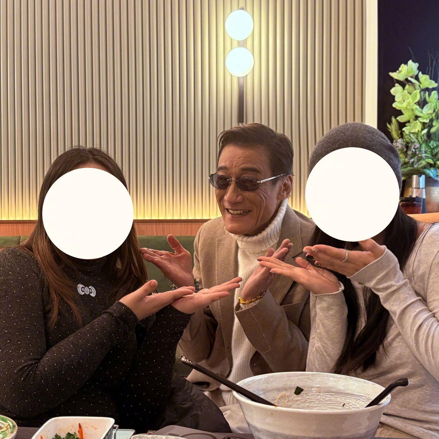 梁家辉：我可以和你们合影吗？啊啊啊啊啊啊老辈子就是会拿人…又帅又绅士