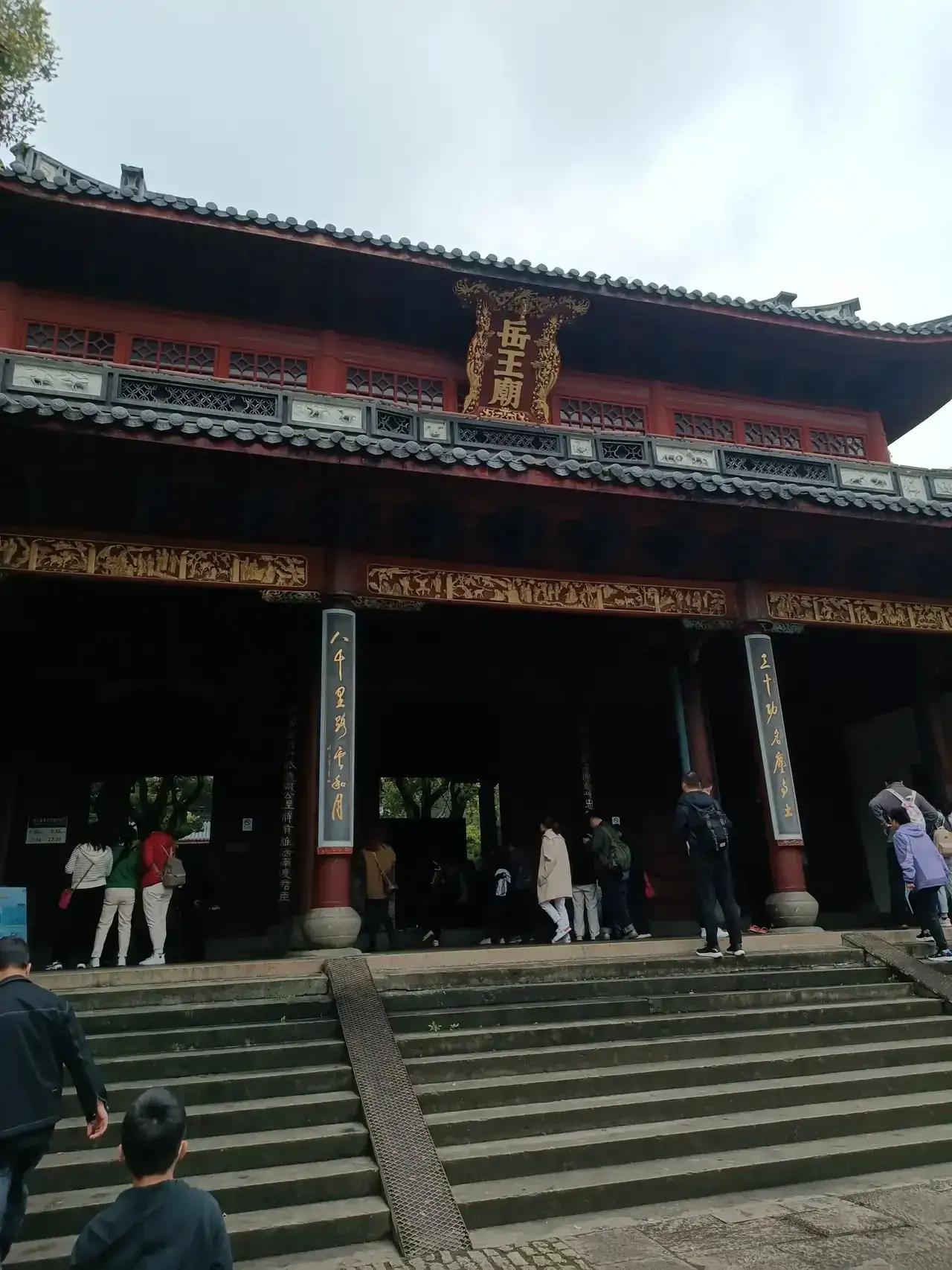 清明时节雨纷纷，路上行人欲断魂。借问酒家何处有？牧童遥指杏花村。

清明时节杭州