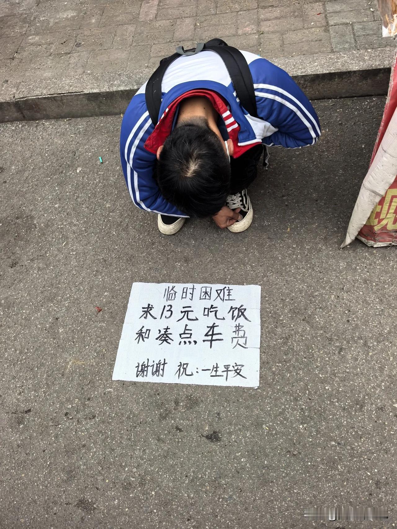 这样的伎俩已经没有人信了。
周日西贺早市，熙熙攘攘的人流，热闹非凡。
互角落一男
