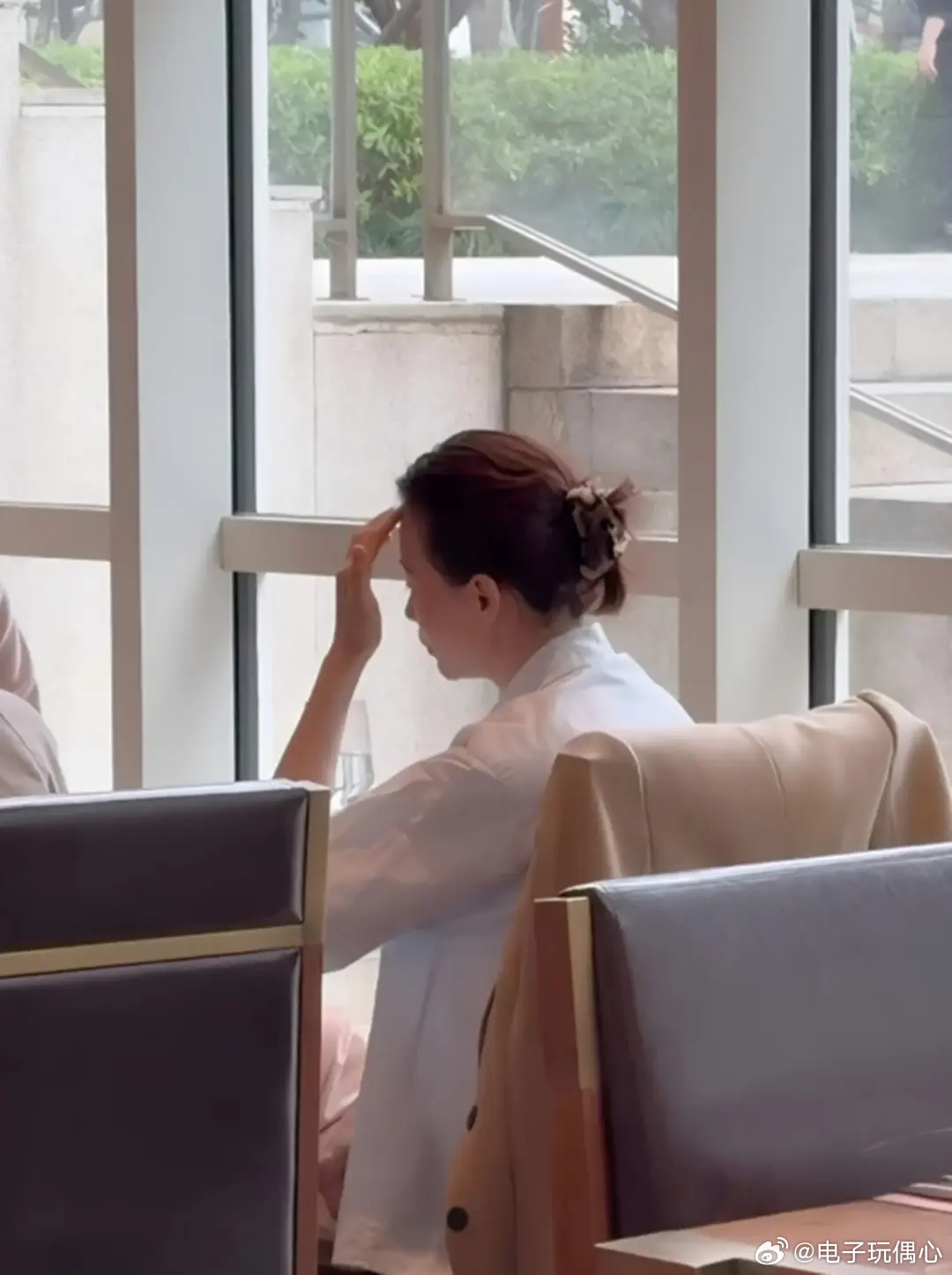 上海餐厅偶遇董卿，素颜坐窗边，一件白衬衫穿出50+女性最美样子 