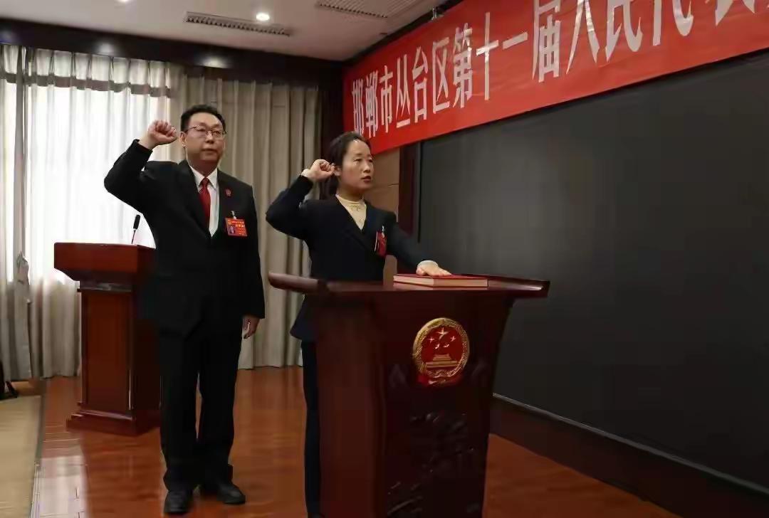 无论怎么看冯院长也是一身浩然之气：

目视前方、威严正气、信念坚定、右手高举、西