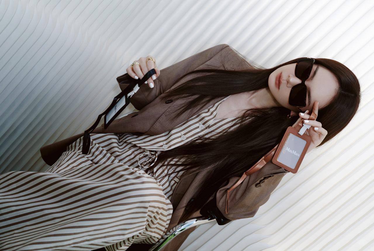 戚薇春季穿搭
西装配条纹套装
懂得的人说
戚薇这一身穿搭
穿出了现代意式美学
从