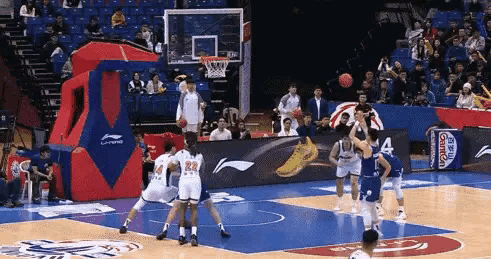 广东队没内线太伤了！
段昂君打成2+1，结果罚球没进，青岛队又拼下篮板，再给段昂