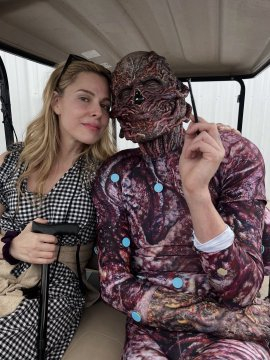 卡拉·布欧诺分享与杰米·坎贝尔·鲍尔的《怪奇物语》片场照：“和我的挚友维克纳一起