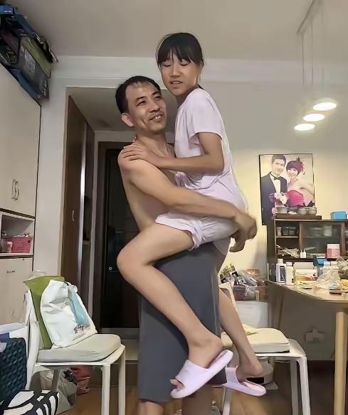 孩子都12岁了又是女孩子，这位父亲光着膀子抱着12岁大的女儿在客厅里，女孩子本来
