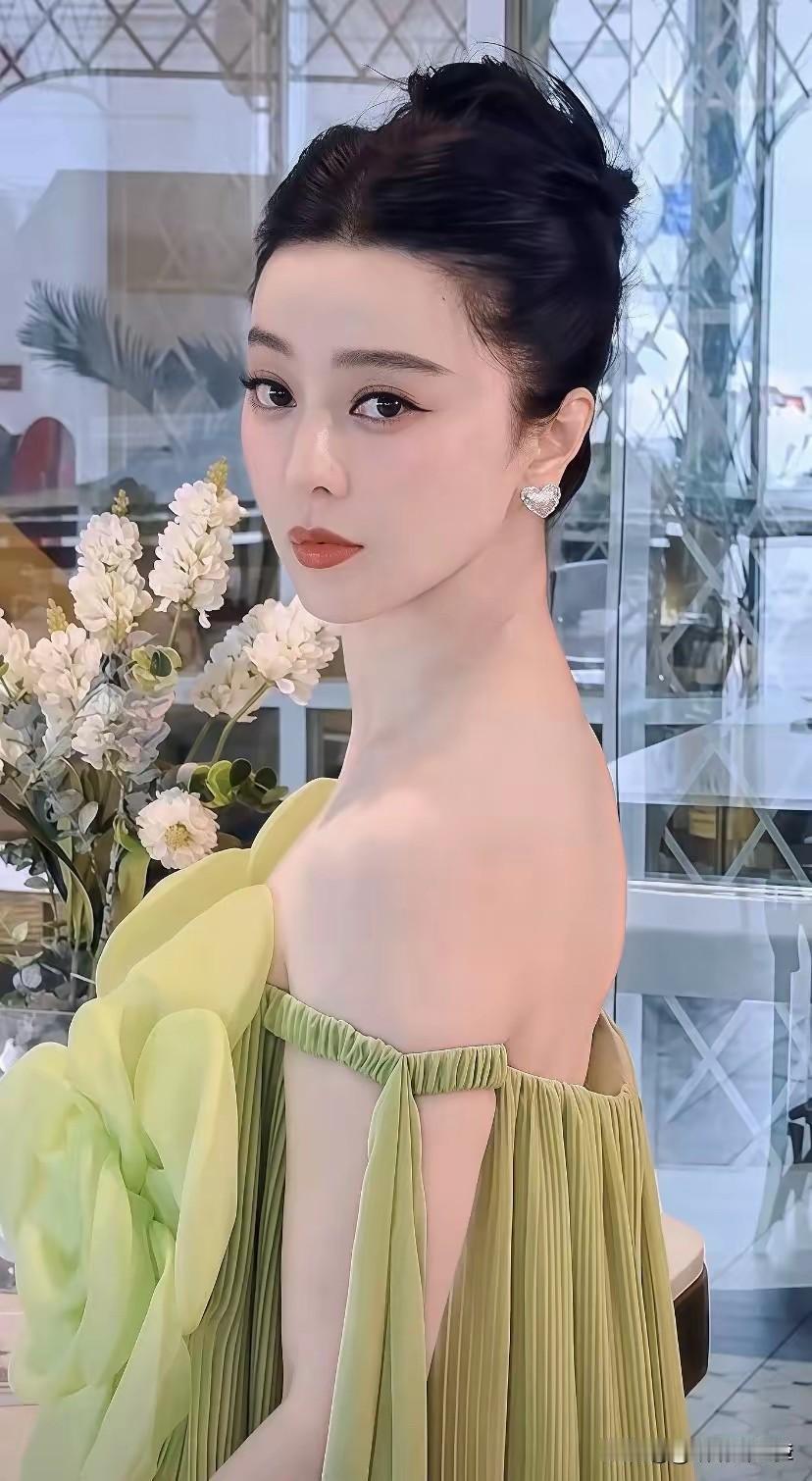 “说到辛酸处，荒唐愈可悲。
由来同一梦，莫笑世人痴。”
注:人生如梦，谁也不必嘲