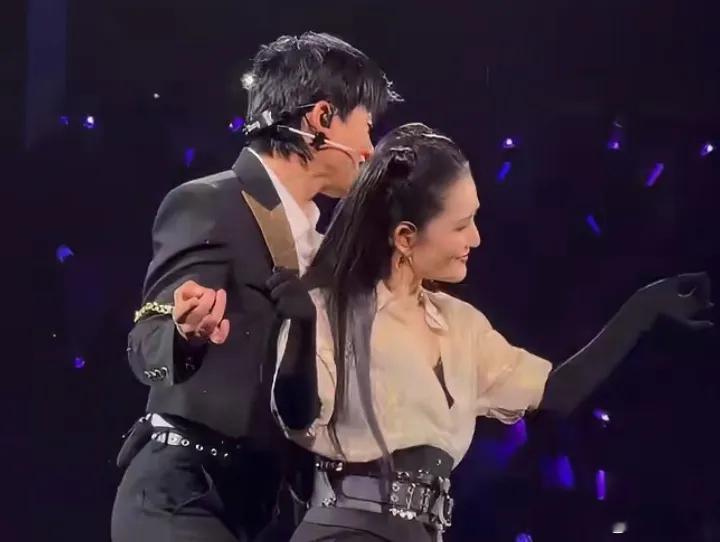 真不理解为什么，那么多人反对谢娜，开演唱会？连相声出身的岳云鹏都可以开演唱会，谢