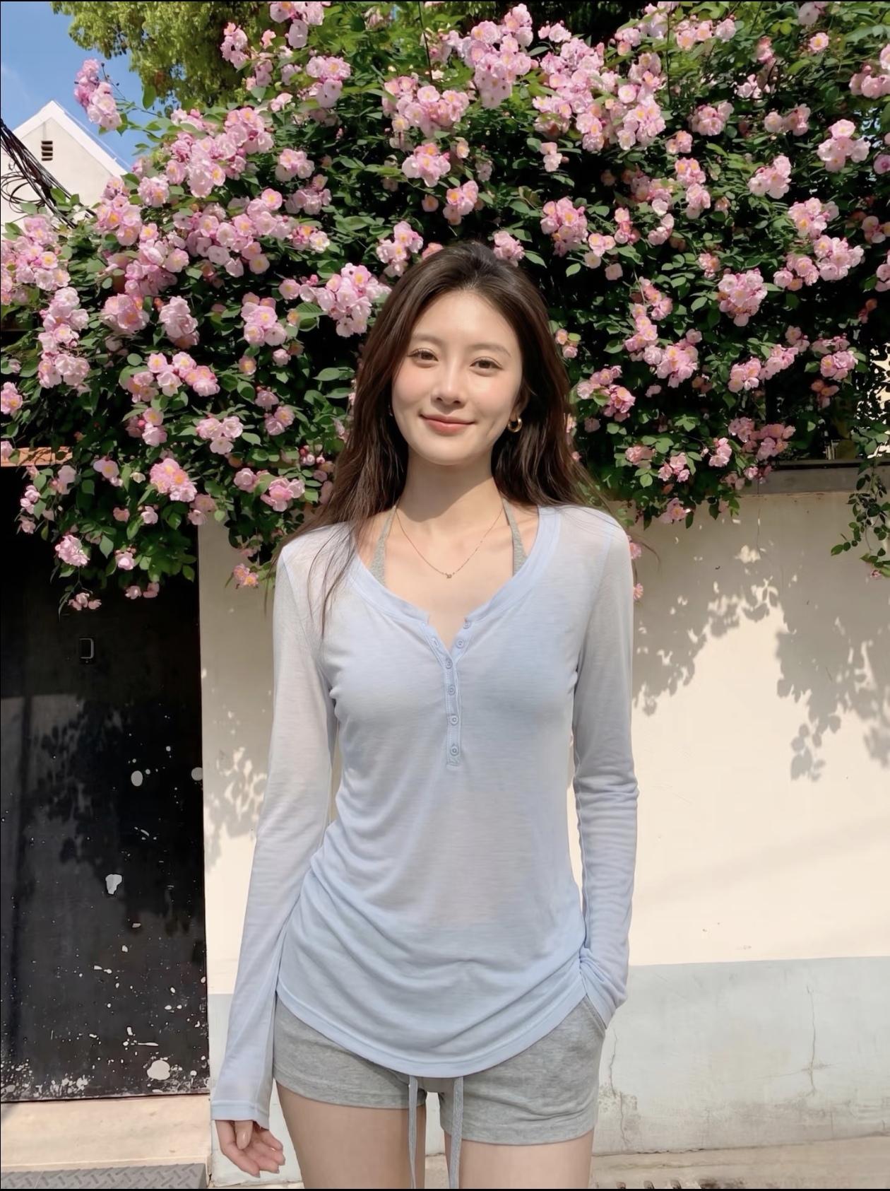 花海中绽放甜美笑容