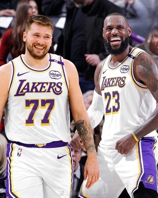 据美媒sportsreiter和LakersDaily报道，湖人球员勒布朗-詹姆