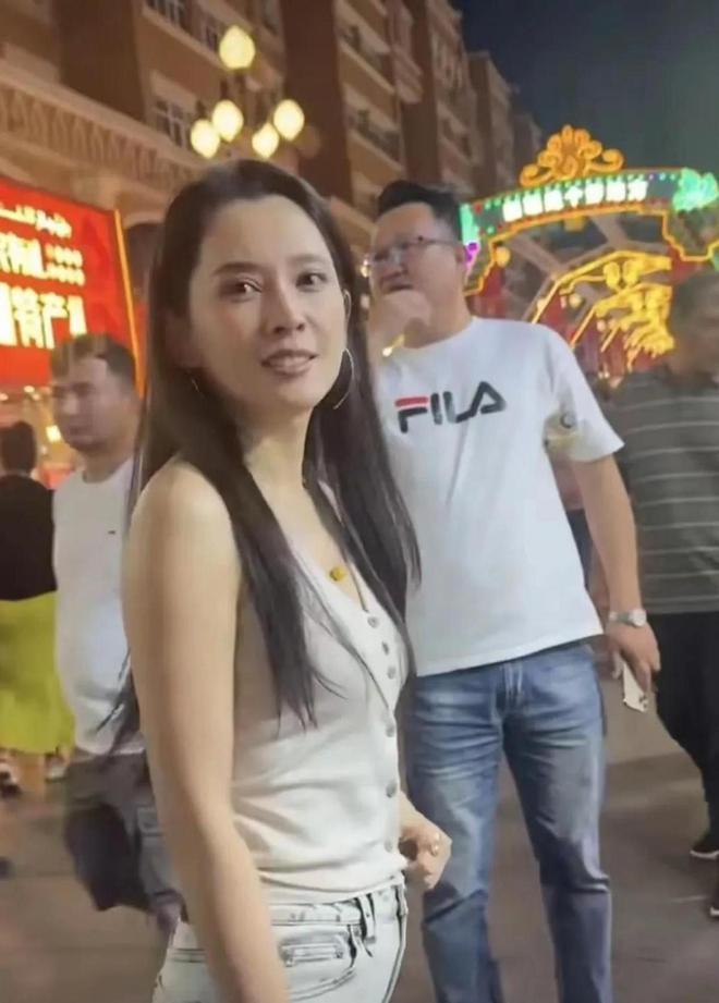汪峰新恋情引发全网热议，腰臀比成焦点，宁静直播爆料引发争议。自媒体炒作，粉丝掐架