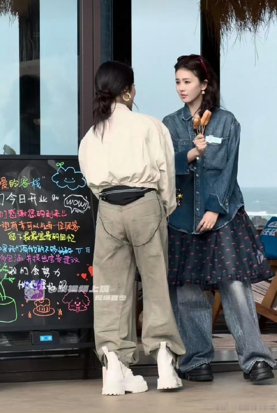 白鹿王鹤棣发烤肠亲爱的客栈2026棣棣和鹿鹿发烤肠也太有氛围感了，递烤肠的动作超