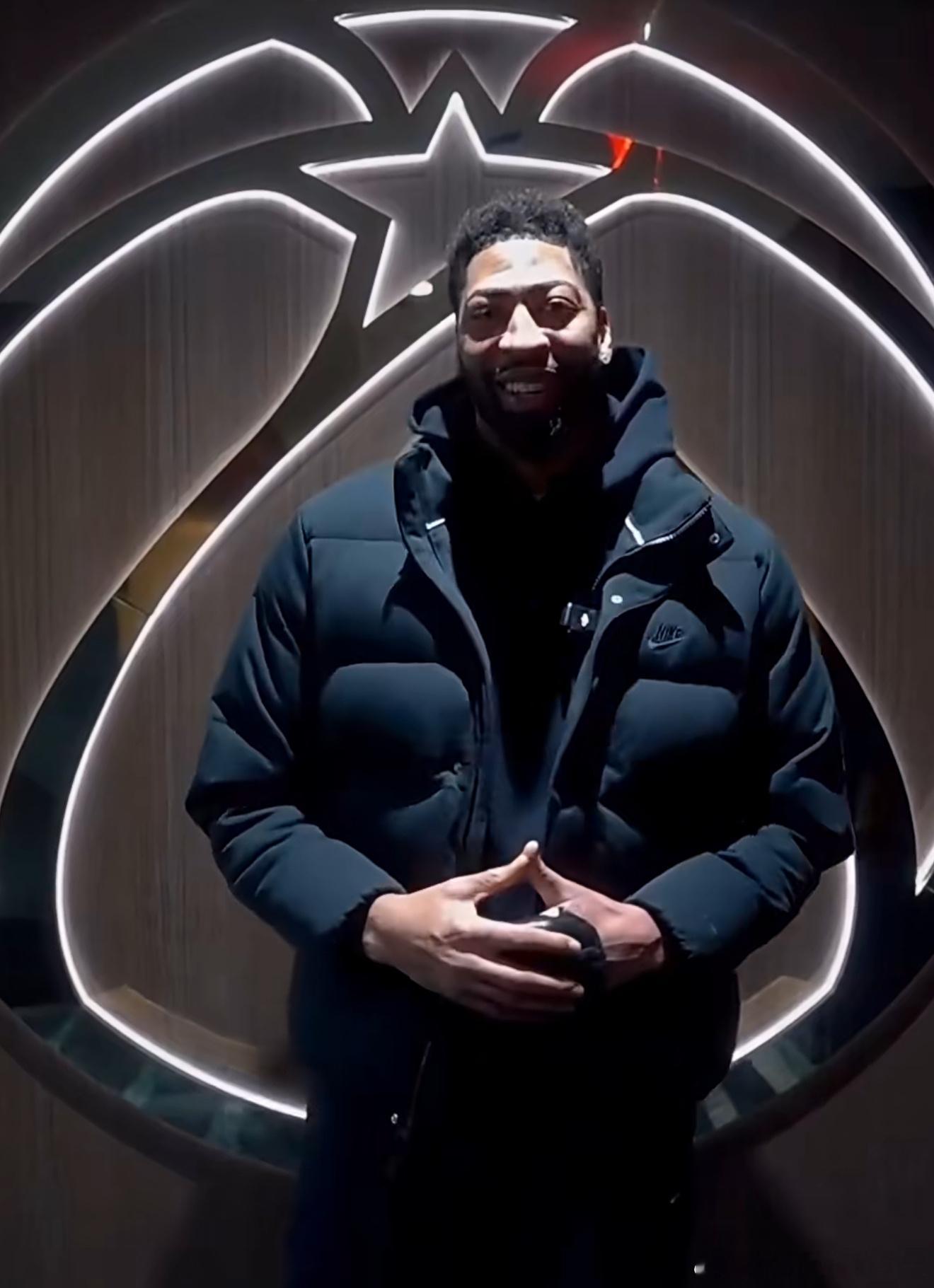 摄影师是谁 抓出来批斗一下，怎么找了这么个角度