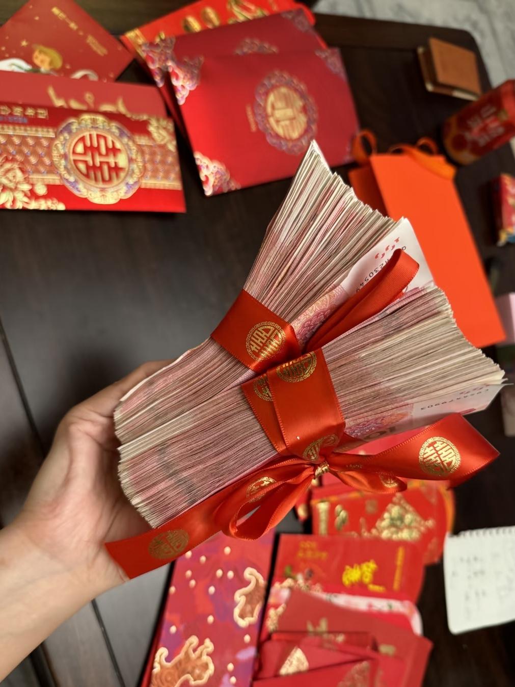 今天去同事婚礼，竟撞见个把“人情世故”玩明白的操作！

她姑姑礼账上只写200块