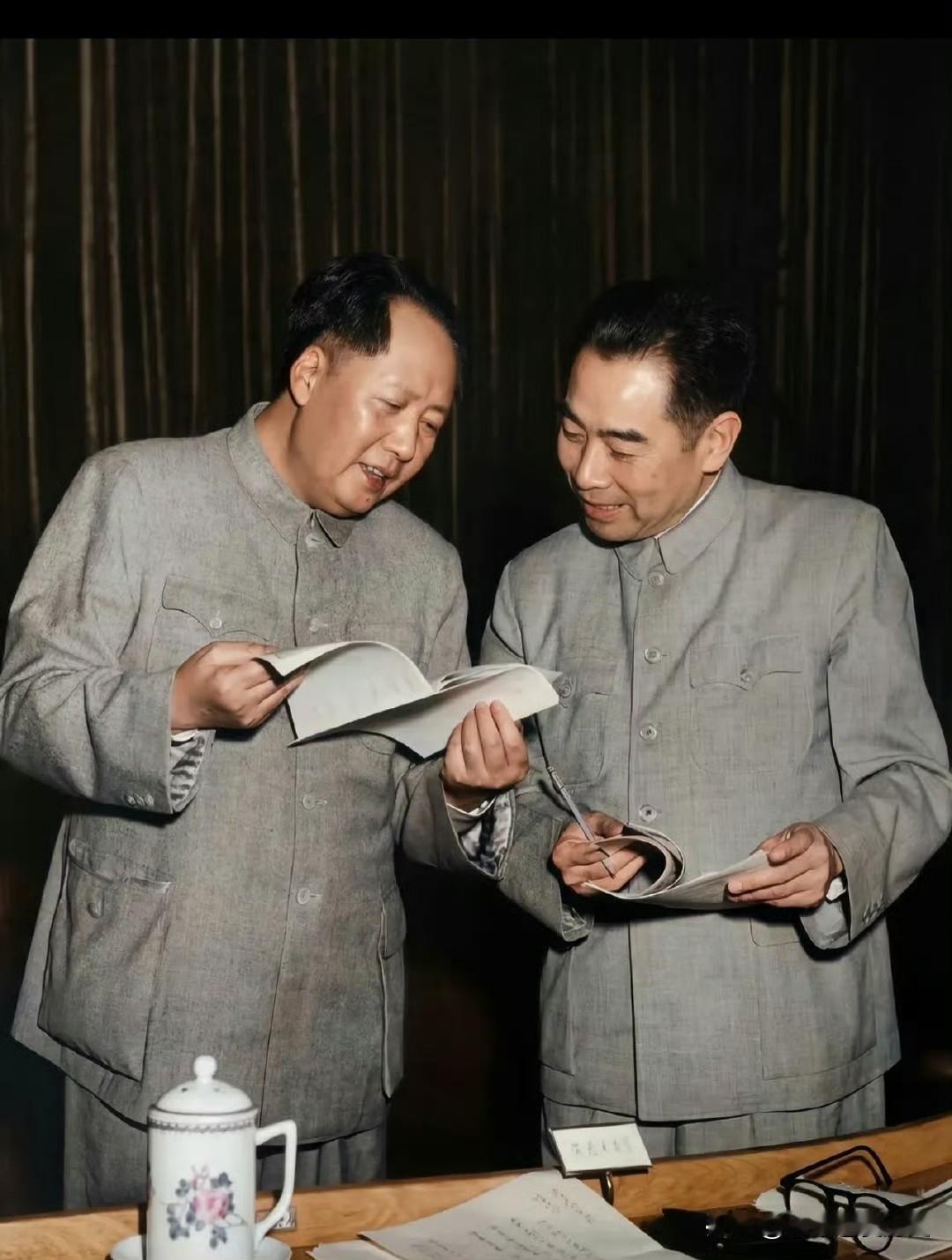 毛主席与周总理，携手走过半个世纪风雨征程，是肝胆相照的革命挚友。
无数并肩共事的