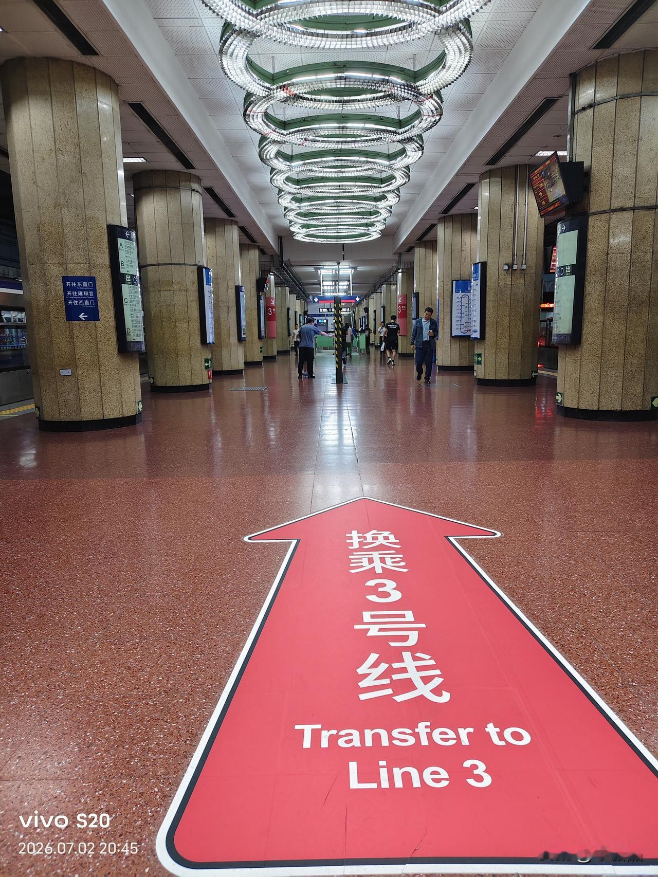 看完脱口秀回家的路上，我感觉怎么地铁上的人没有原来多了，外地人离开北京的好像离开