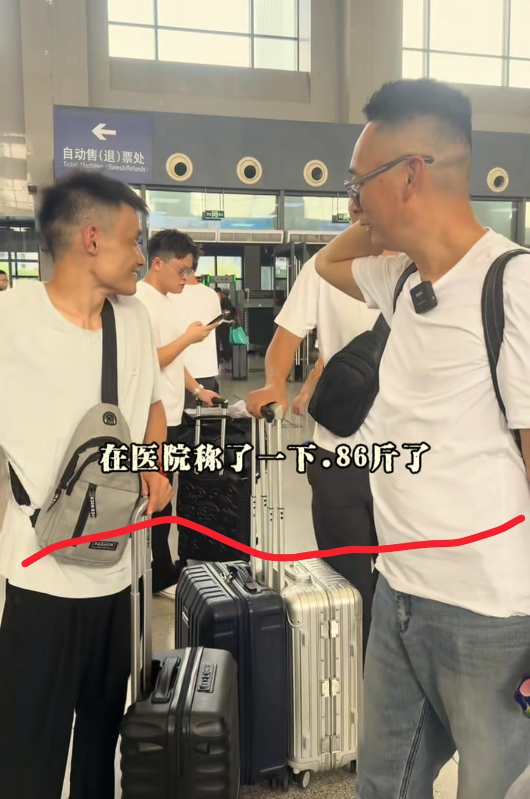 我开始有点理解皮衣哥了
这么真心替下属健康着想的老板，谁会不认可啊？不仅是因为带