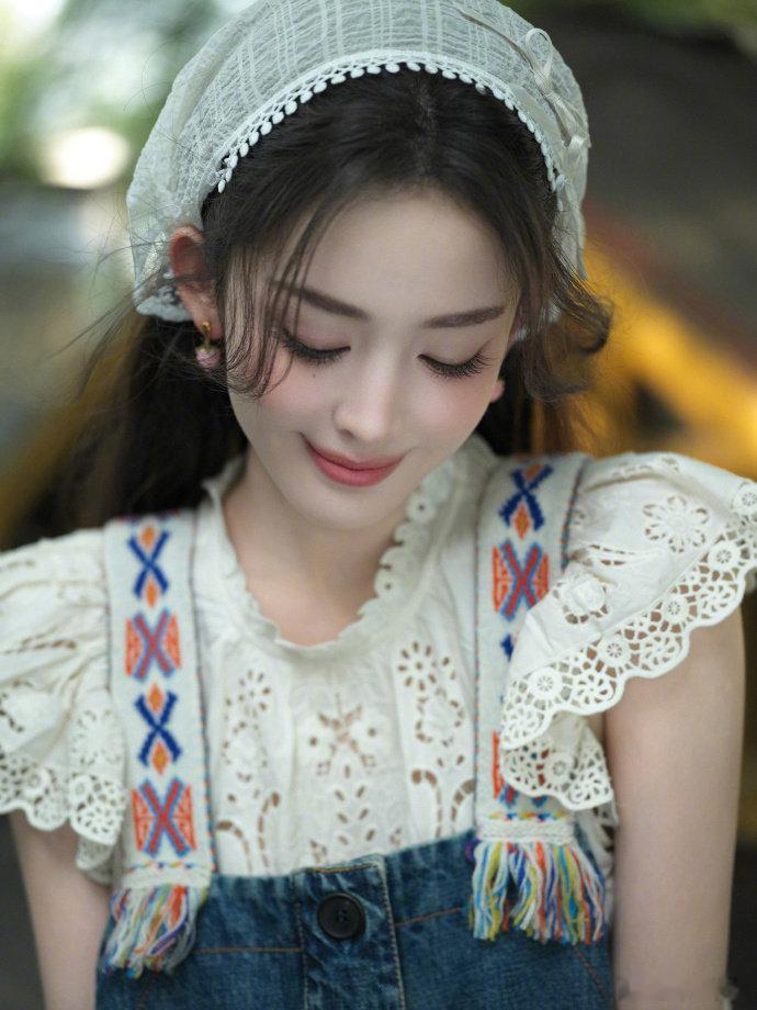 娜扎拍写真又差点热晕过去谁懂有多美，看见娜扎的盛夏户外拍摄的过程也是相当的辛苦，