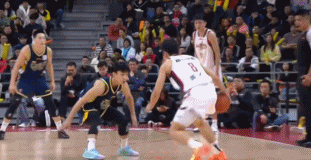 广东宏远气死虎，陆文博连续投中三分球，吉祥物看不下去了


广东今天就是轻敌，对