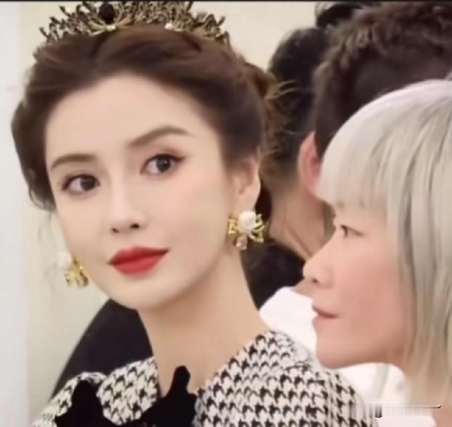 又是被杨颖美到的一天，内娱真公主又出来营业了！
近日，杨颖身穿千鸟格套装，头戴皇