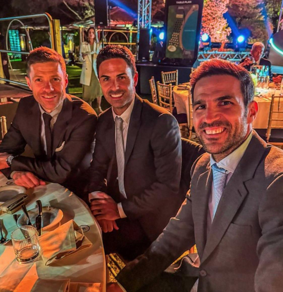 哈维·阿隆索、阿尔特塔和法布雷加斯在环球足球奖上！🇪🇸🤝
昔日西班牙中场正