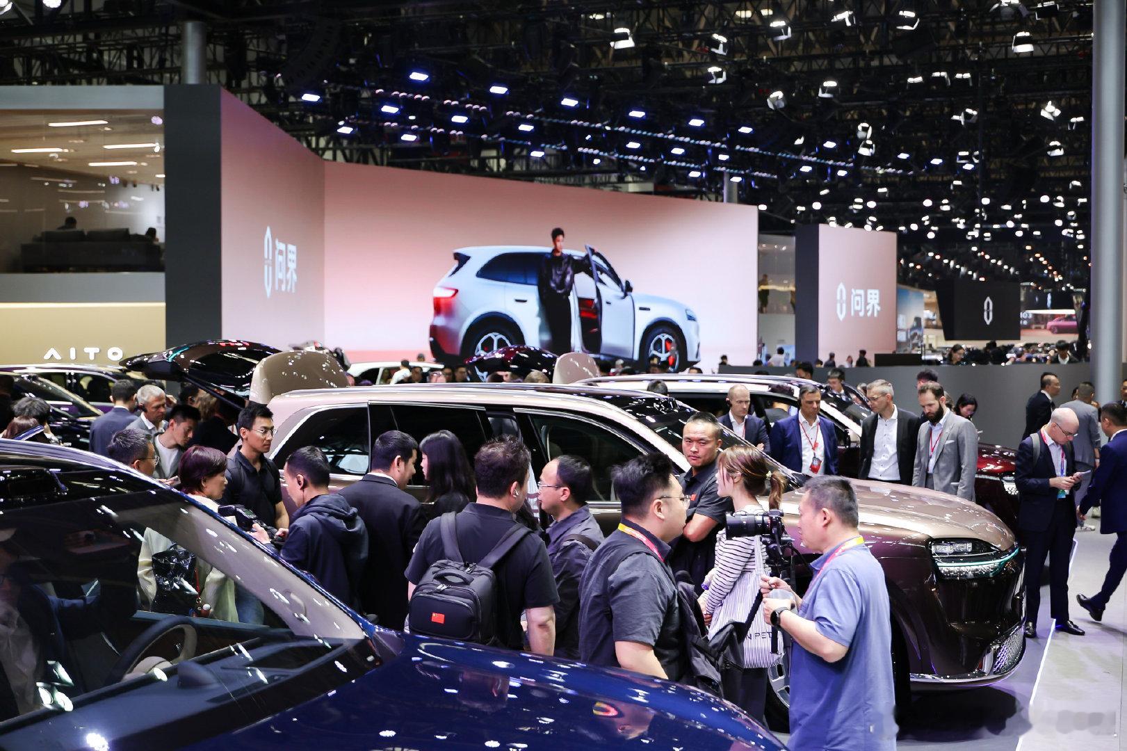 白敬亭现身北京车展问界展台 白敬亭为问界M6车主交车 白敬亭携手问界汽车亮相北京