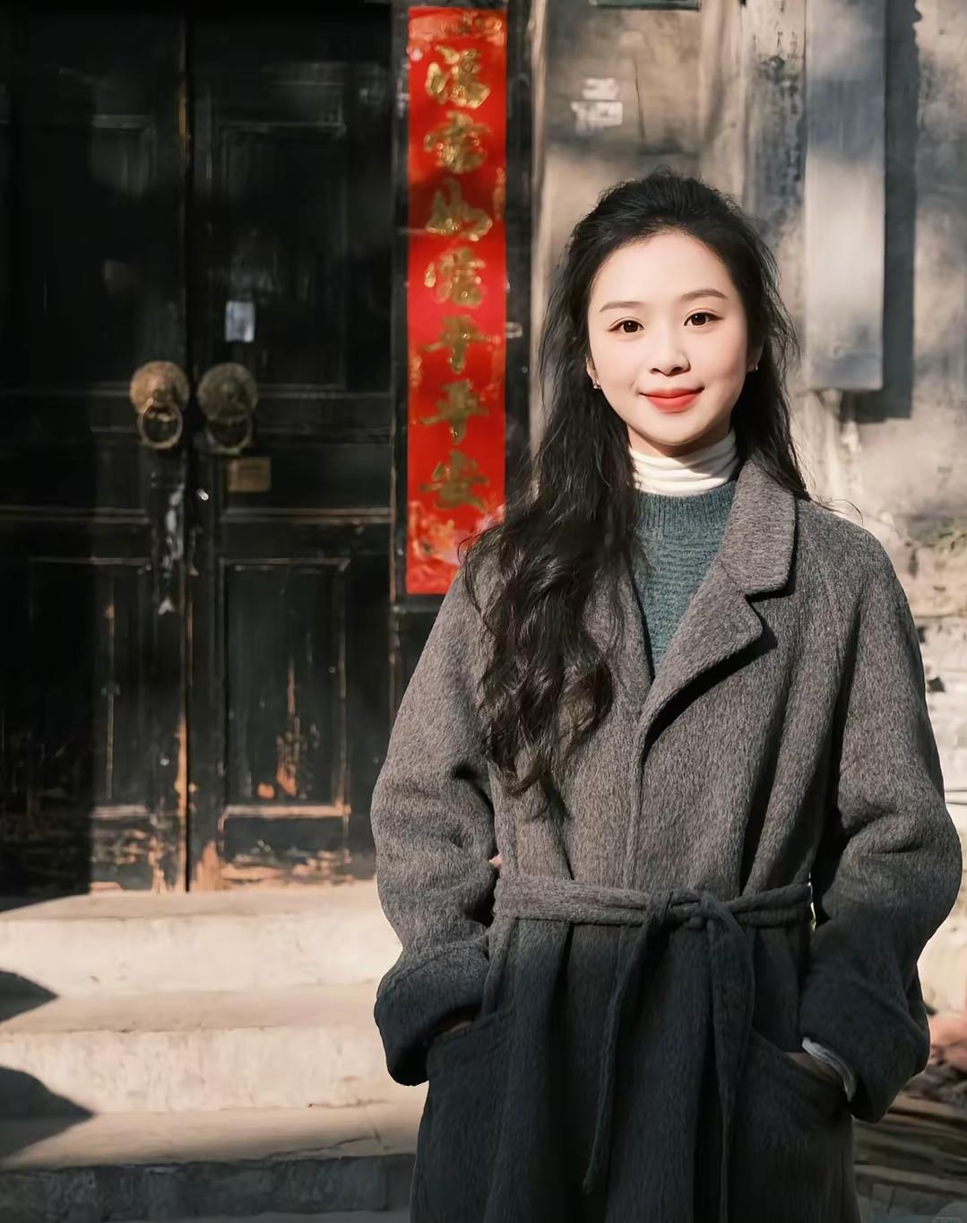 漂亮大方，32岁的她女儿已经11岁了，儿子3岁，一家四口日子虽然过得辛苦，但也很