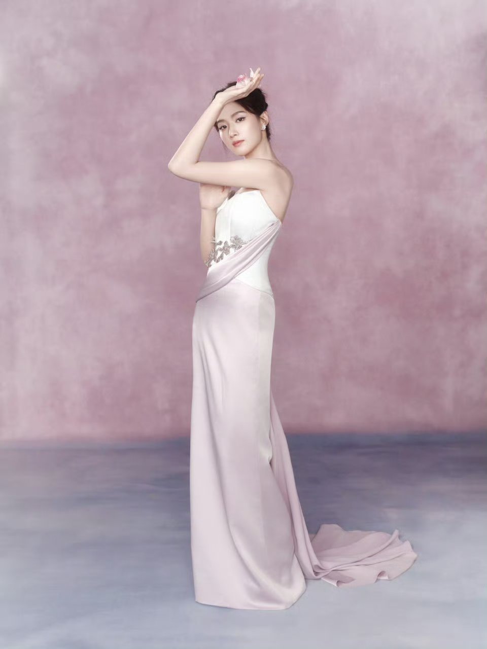 卢昱晓 大花气质卢昱晓美商真的绝！温柔粉搭配精致盘发，中式温婉气质拉满，干净又高