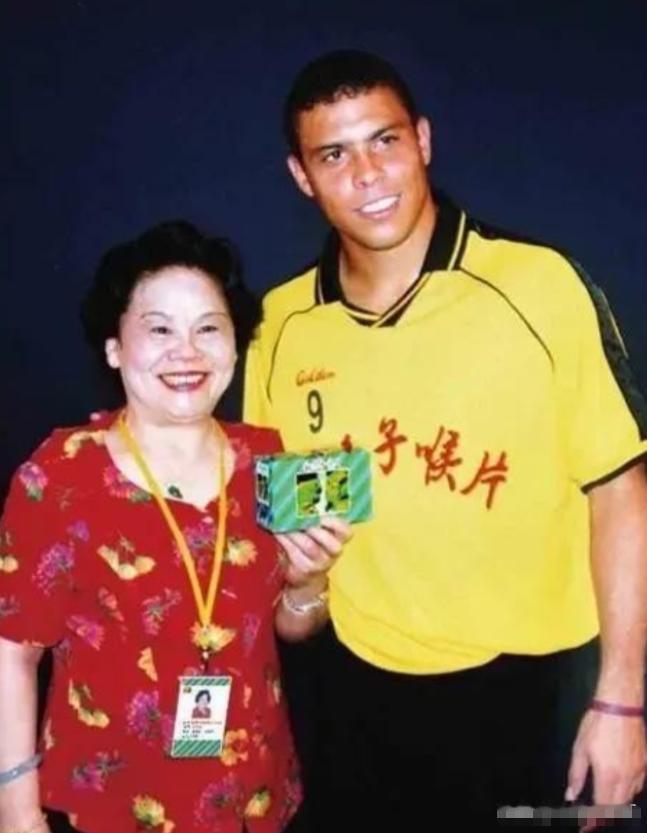 2003 年，罗纳尔多来到中国，江佩珍通过中间人邀约罗纳尔多赴宴，约定支付 30