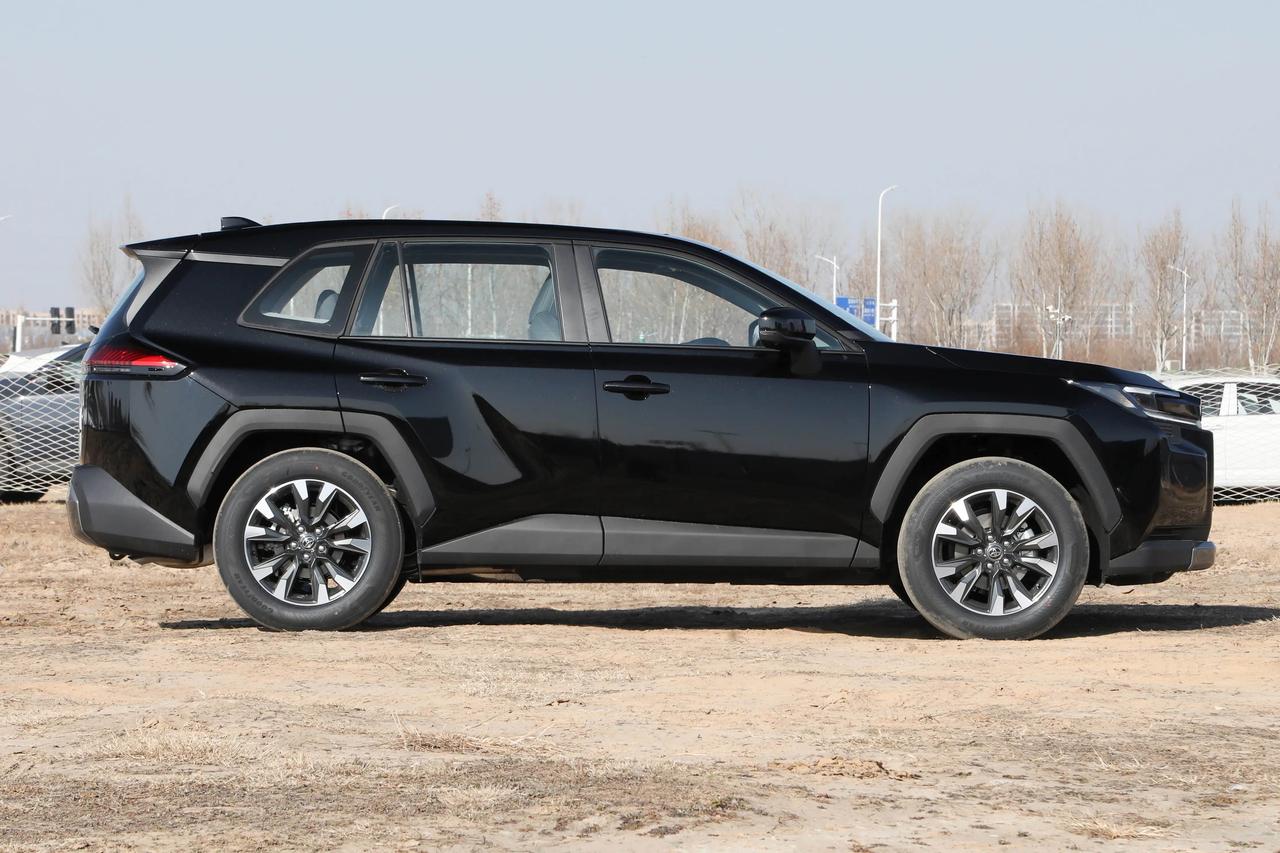 今天去店里面保养的时候看了一下新款的荣放，
对于丰田的双擎系统还是有发言权的，