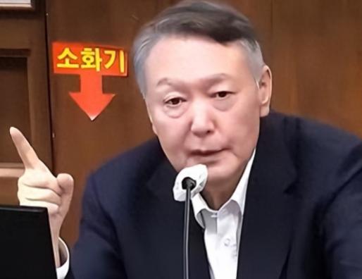 惊天秘闻被突然曝出，“亲手枪毙”震动法庭，大势已去的尹锡悦，面如死灰！

曾担任